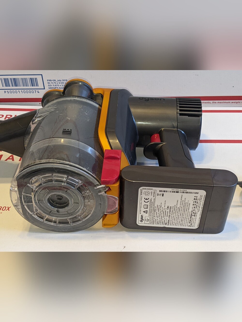 DYSON DC34 CORDLESS HANDHELD VACUUM DUAL POWER IDEAL FOR CARS With CHARGER - Picture 6 of 8